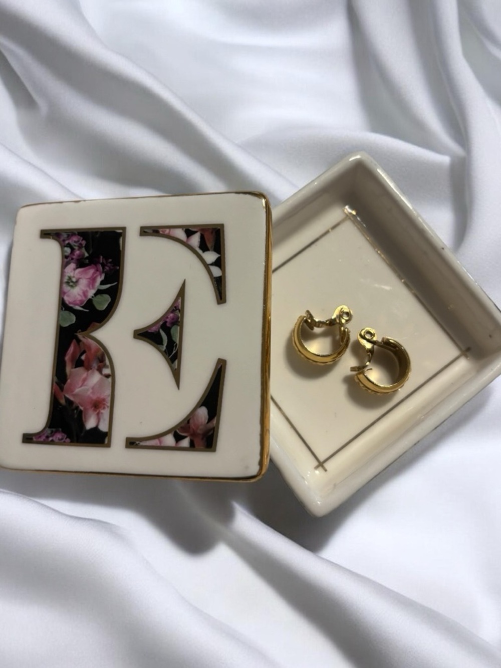 Anthropologie jewelry box with the letter "E." Super cute design